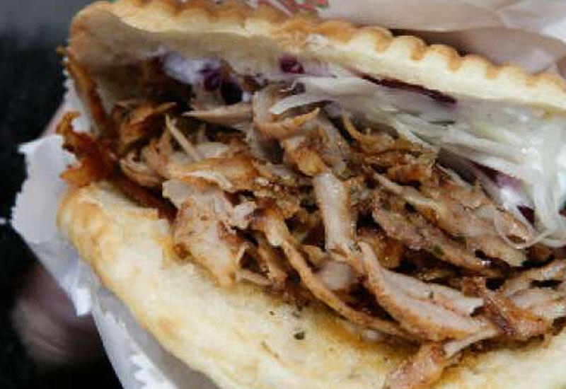 Стекло в донере порезало язык посетителю известного ресторана в Баку