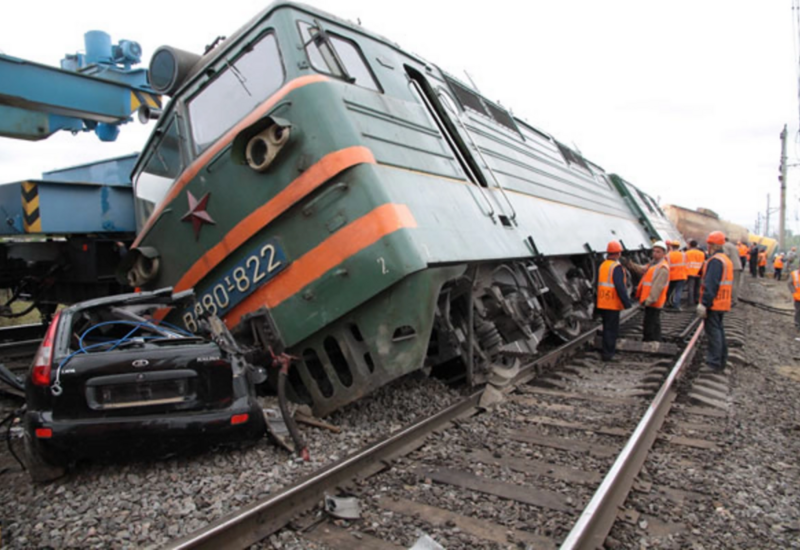 В Хачмазе поезд столкнулся с автомобилем,