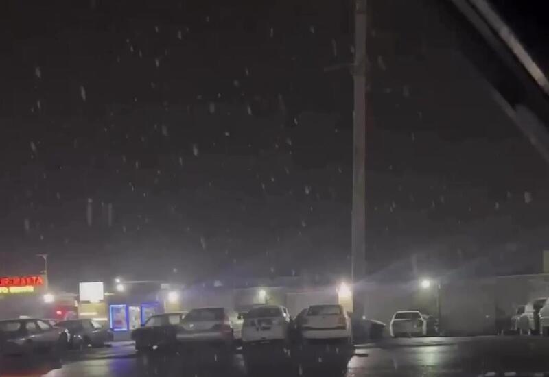 В Баку идет снег