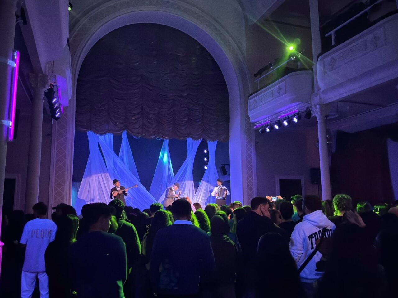 Ритм азербайджанской молодежи в неоновом цвете