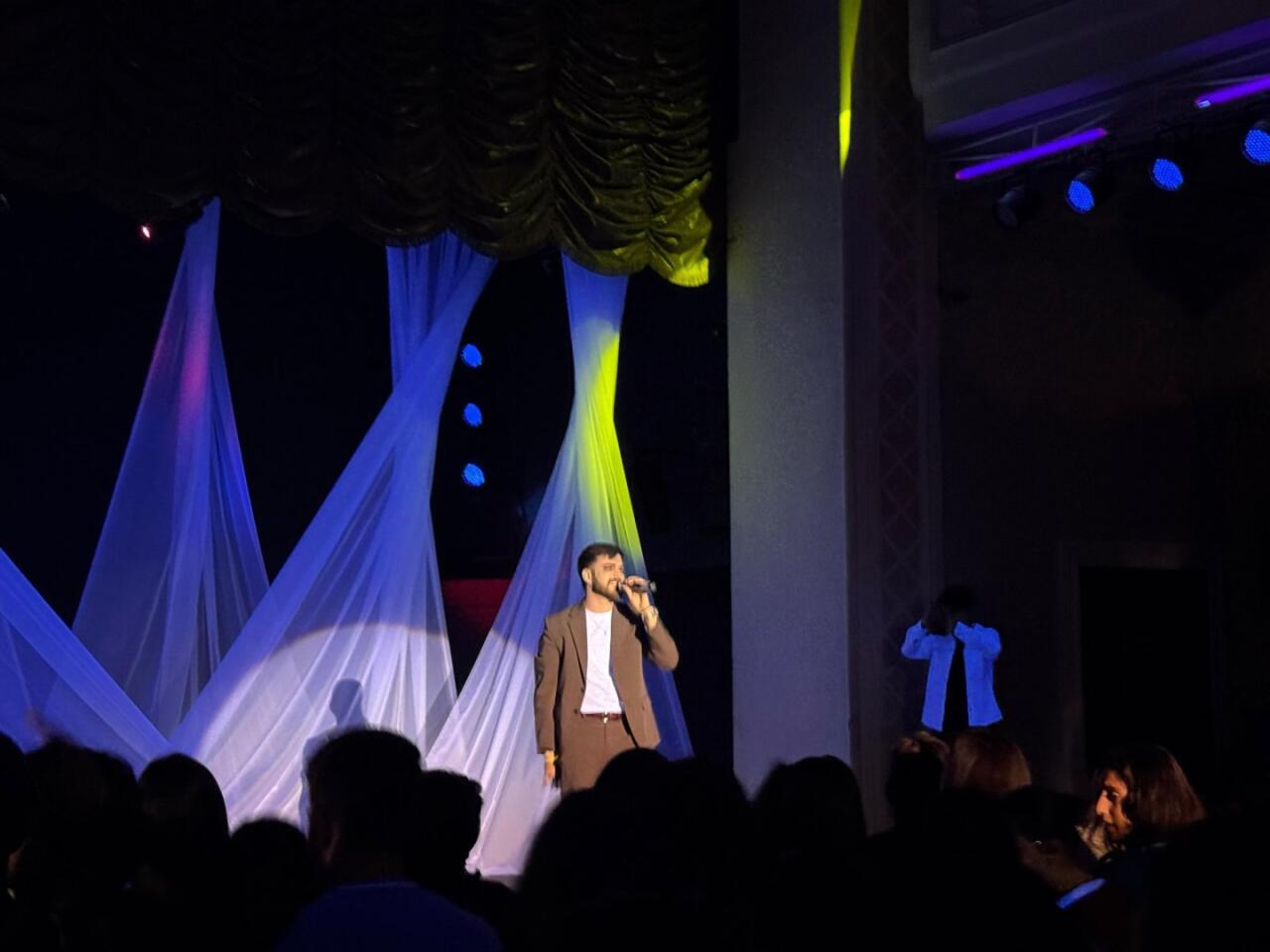 Ритм азербайджанской молодежи в неоновом цвете