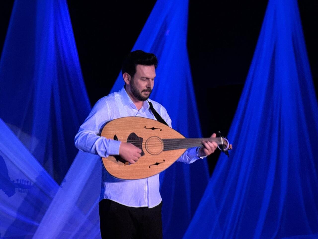 Ритм азербайджанской молодежи в неоновом цвете