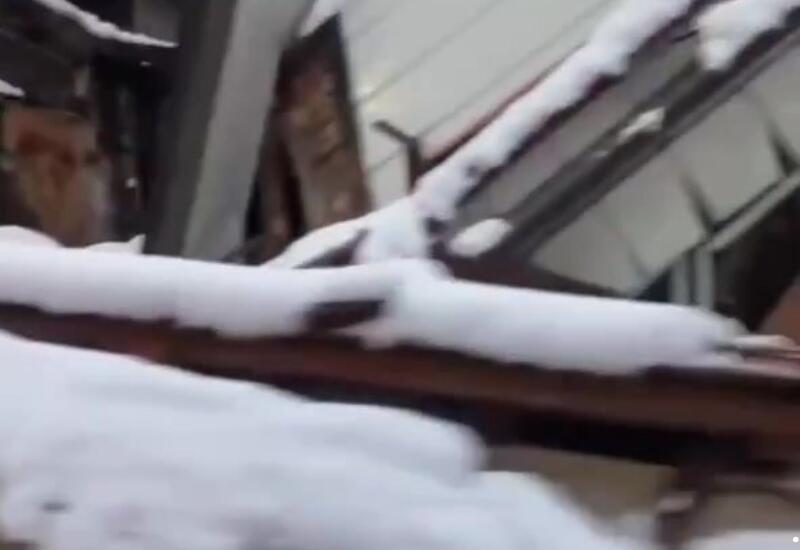 В Японии под тяжестью снега рушатся дома