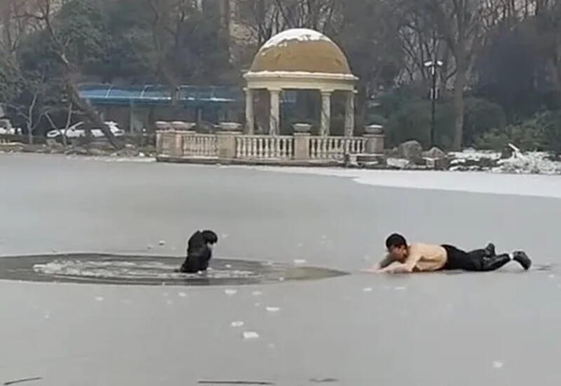 В Китае мужчина спас ребенка из ледяного пруда