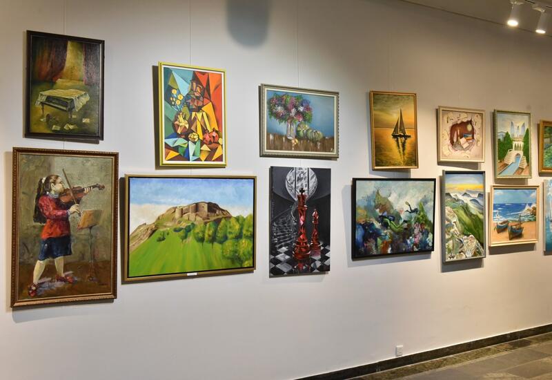 В Баку показали как вести разговор с окружающей реальностью