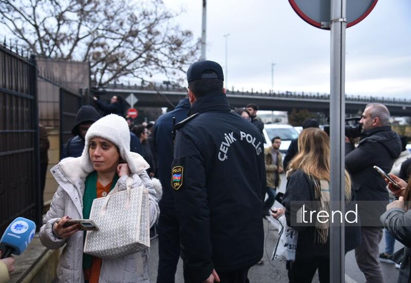 Güllələnmə hadisəsi baş verən liseyin qarşısındakı son vəziyyət