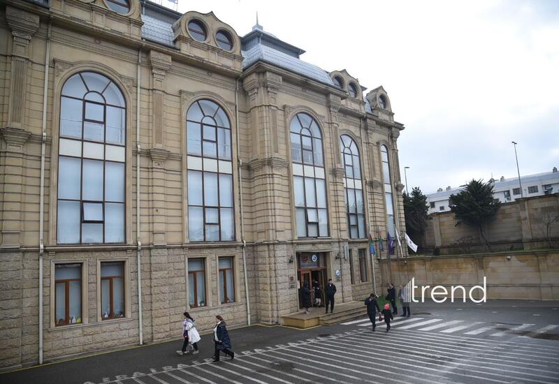 Раненной в лицее учительнице 29 лет