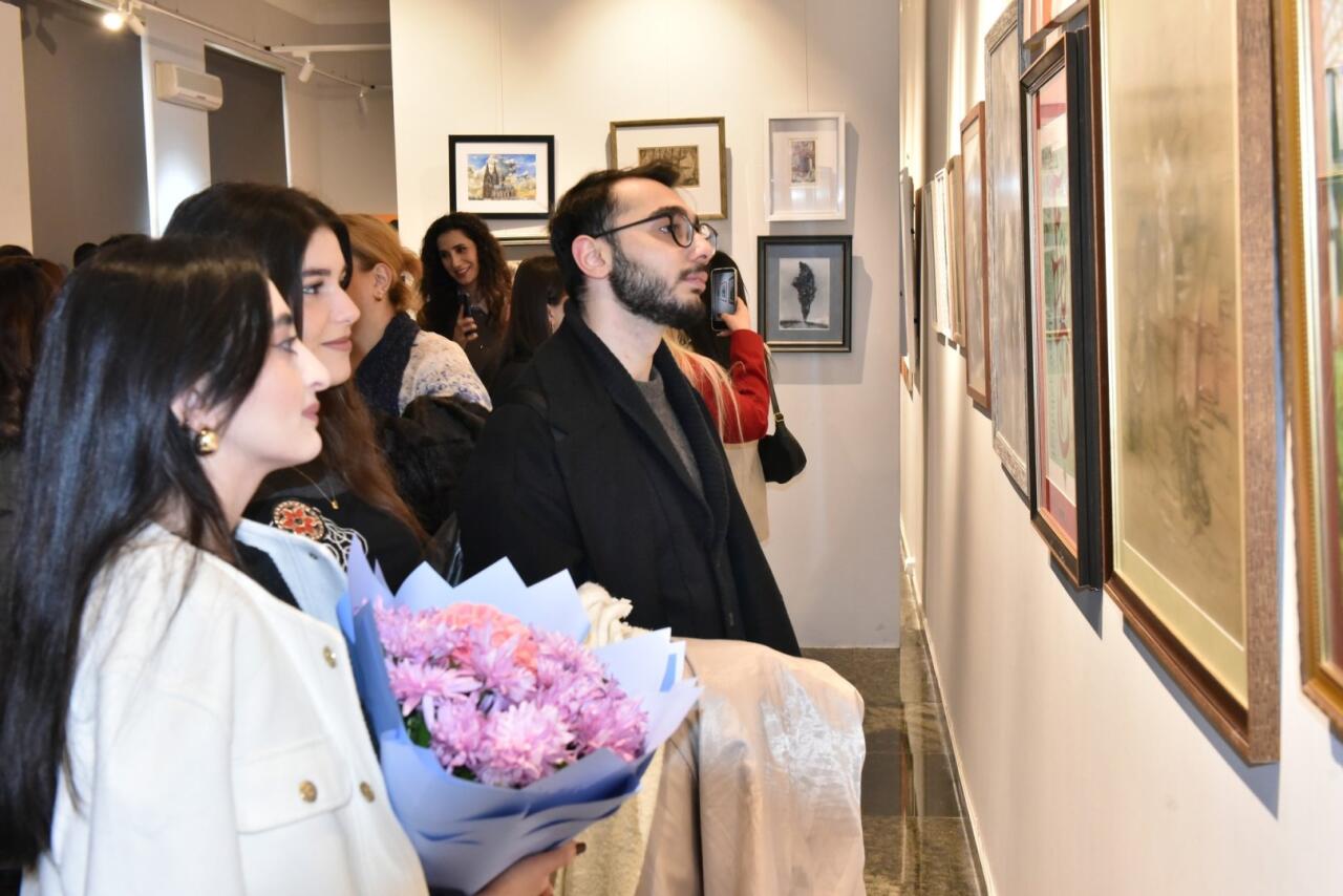 В Баку показали как вести разговор с окружающей реальностью