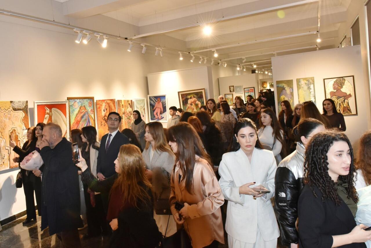 В Баку показали как вести разговор с окружающей реальностью