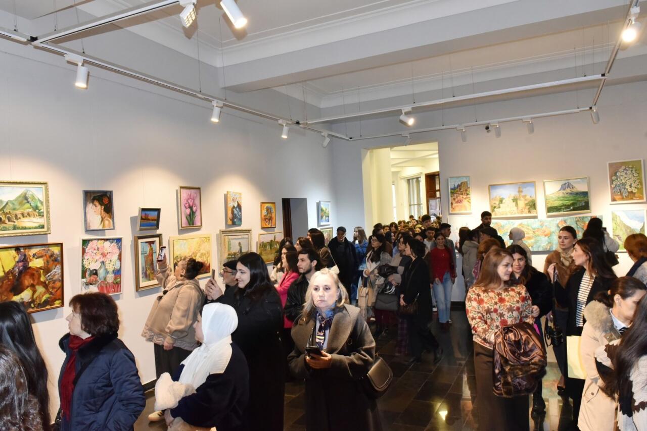 В Баку показали как вести разговор с окружающей реальностью