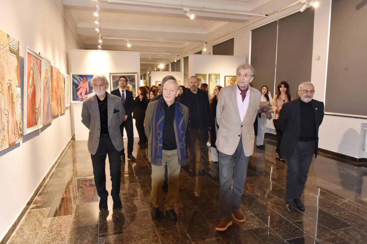 В Баку показали как вести разговор с окружающей реальностью