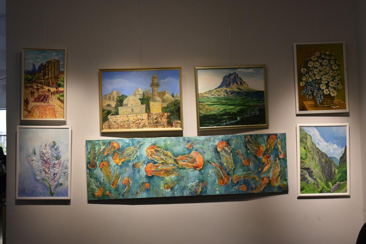 В Баку показали как вести разговор с окружающей реальностью