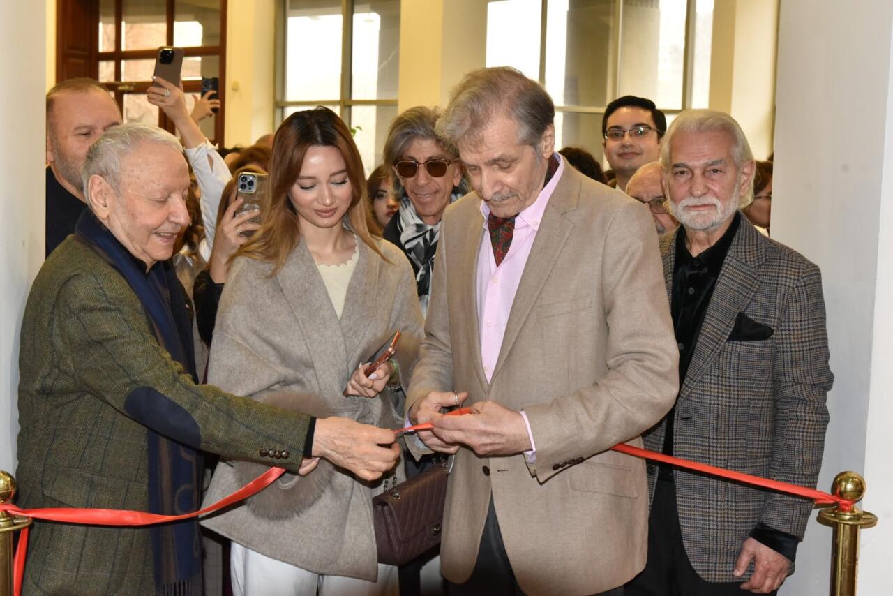 В Баку показали как вести разговор с окружающей реальностью