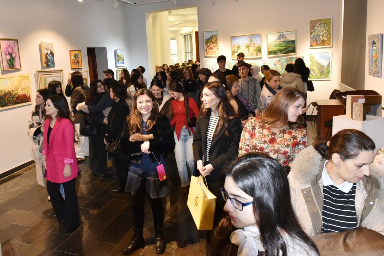 В Баку показали как вести разговор с окружающей реальностью