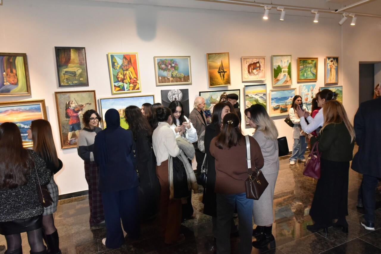 В Баку показали как вести разговор с окружающей реальностью