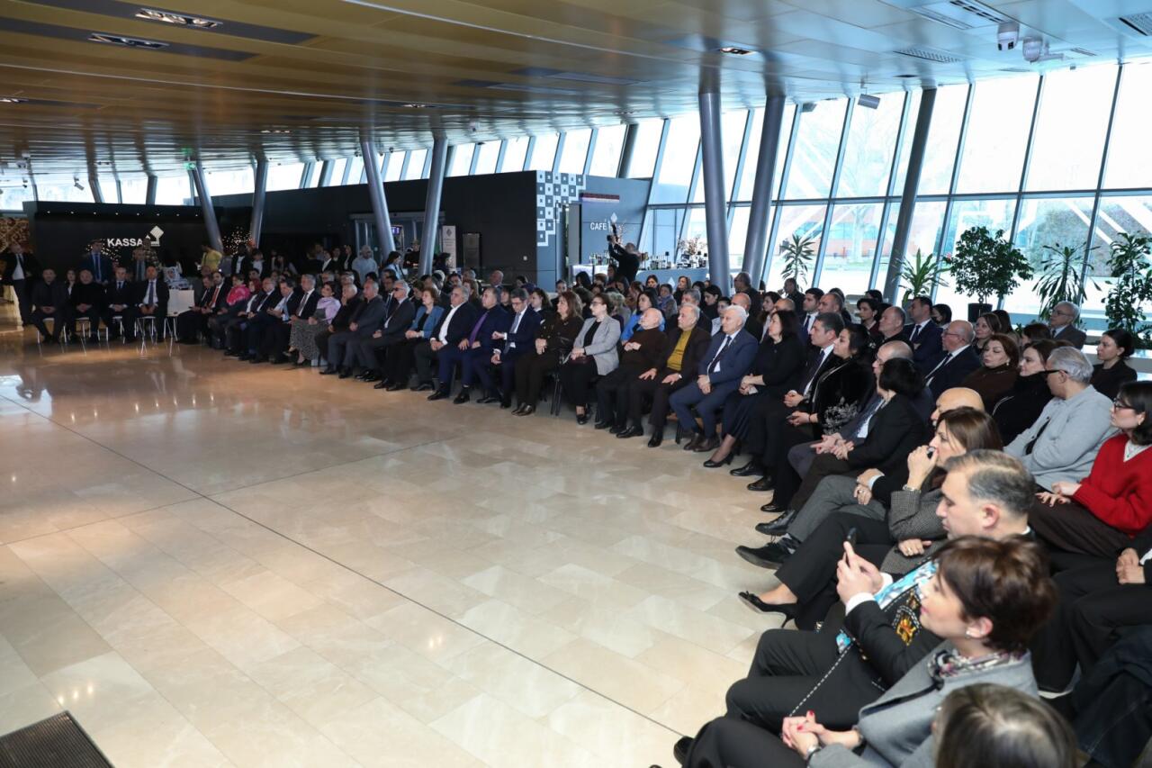 Уникальная экспозиция в Баку - экземпляры Корана, редких рукописных книг, ковров, металла…