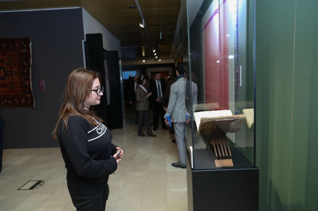 Уникальная экспозиция в Баку - экземпляры Корана, редких рукописных книг, ковров, металла…