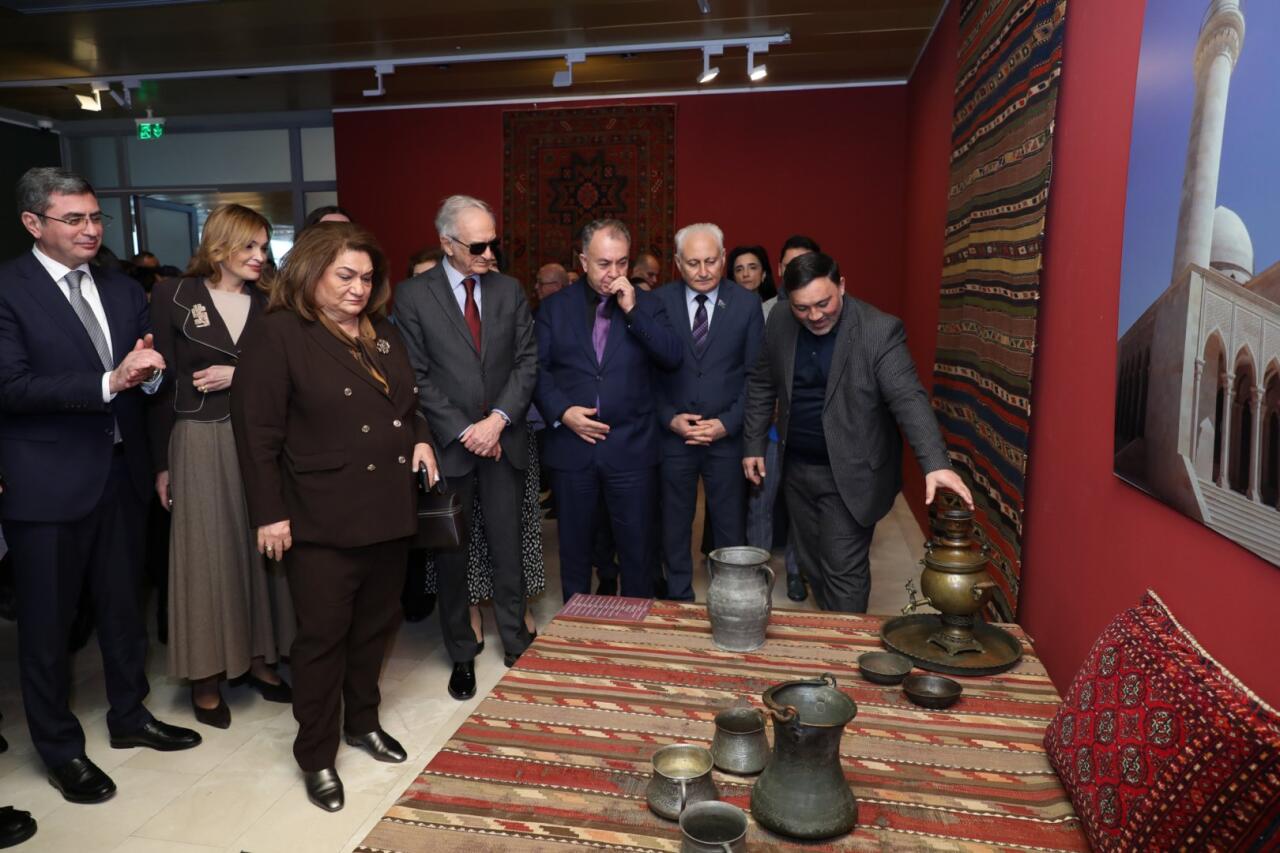 Уникальная экспозиция в Баку - экземпляры Корана, редких рукописных книг, ковров, металла…