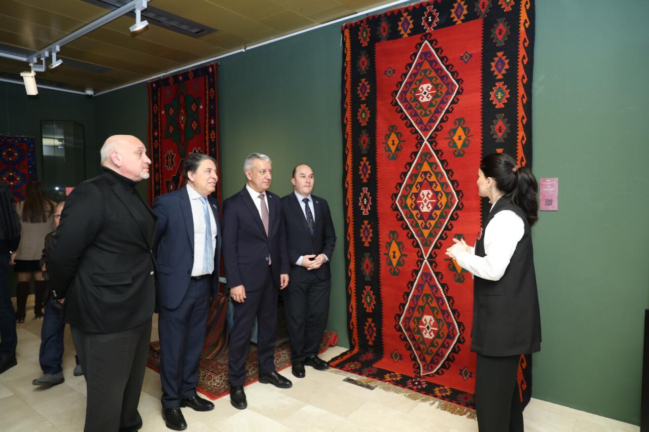 Уникальная экспозиция в Баку - экземпляры Корана, редких рукописных книг, ковров, металла…