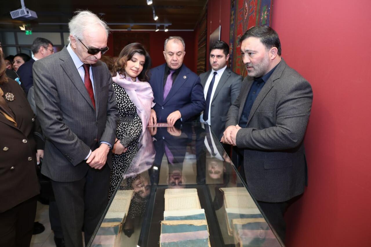 Уникальная экспозиция в Баку - экземпляры Корана, редких рукописных книг, ковров, металла…