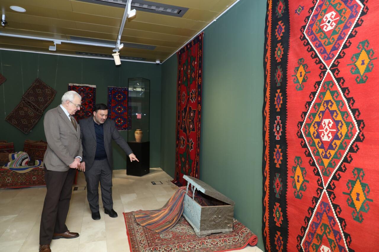 Уникальная экспозиция в Баку - экземпляры Корана, редких рукописных книг, ковров, металла…