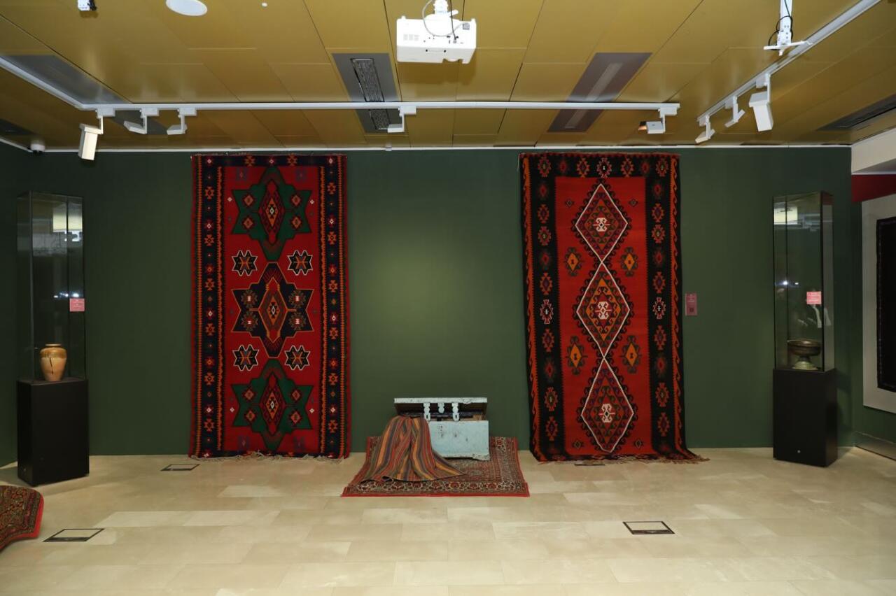Уникальная экспозиция в Баку - экземпляры Корана, редких рукописных книг, ковров, металла…