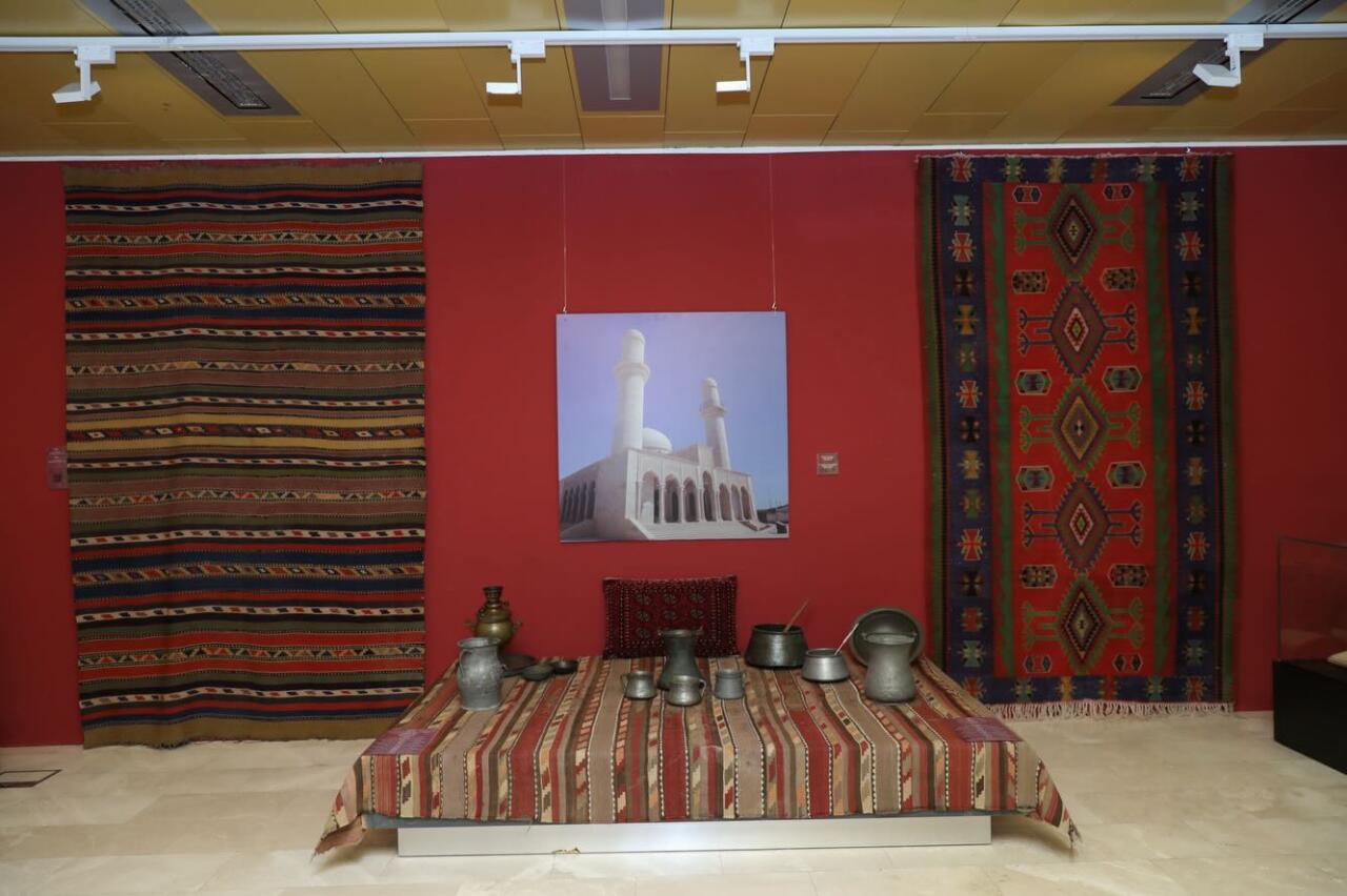 Уникальная экспозиция в Баку - экземпляры Корана, редких рукописных книг, ковров, металла…