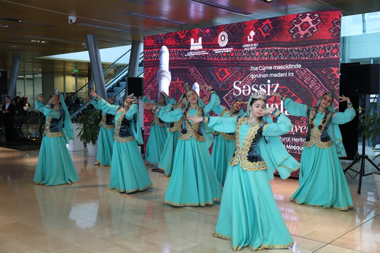 Уникальная экспозиция в Баку - экземпляры Корана, редких рукописных книг, ковров, металла…