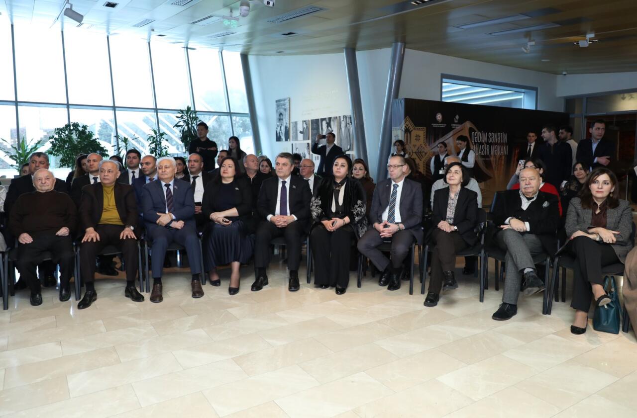 Уникальная экспозиция в Баку - экземпляры Корана, редких рукописных книг, ковров, металла…