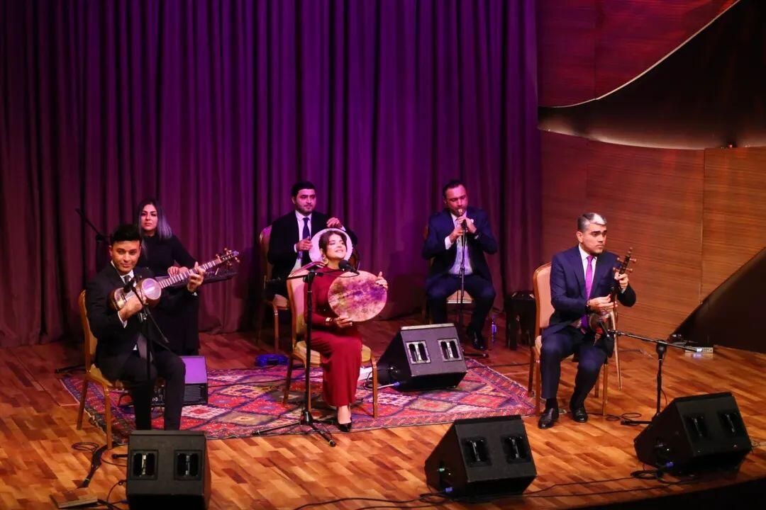 Азербайджанские красавицы: Вселенная свободы и импровизации