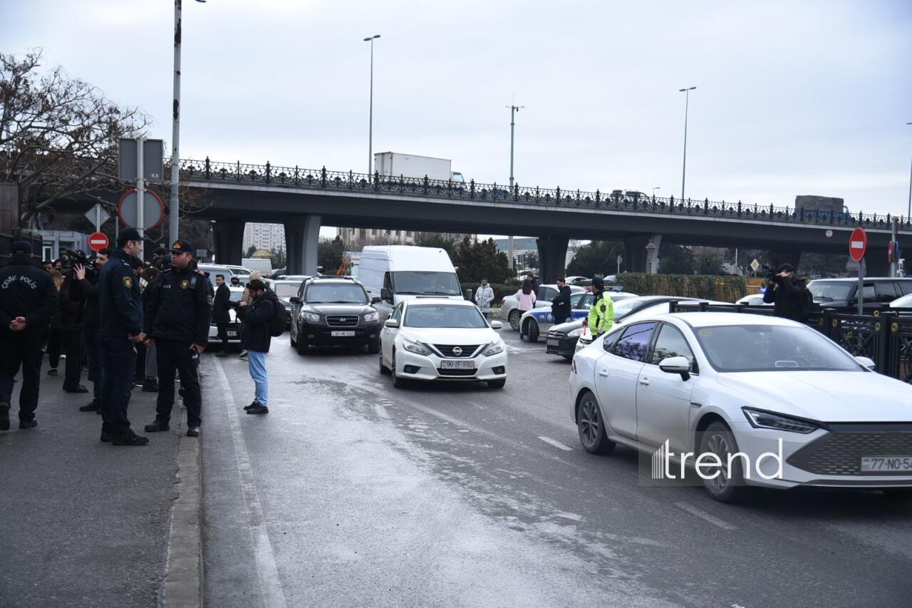 Güllələnmə hadisəsi baş verən liseyin qarşısındakı son vəziyyət