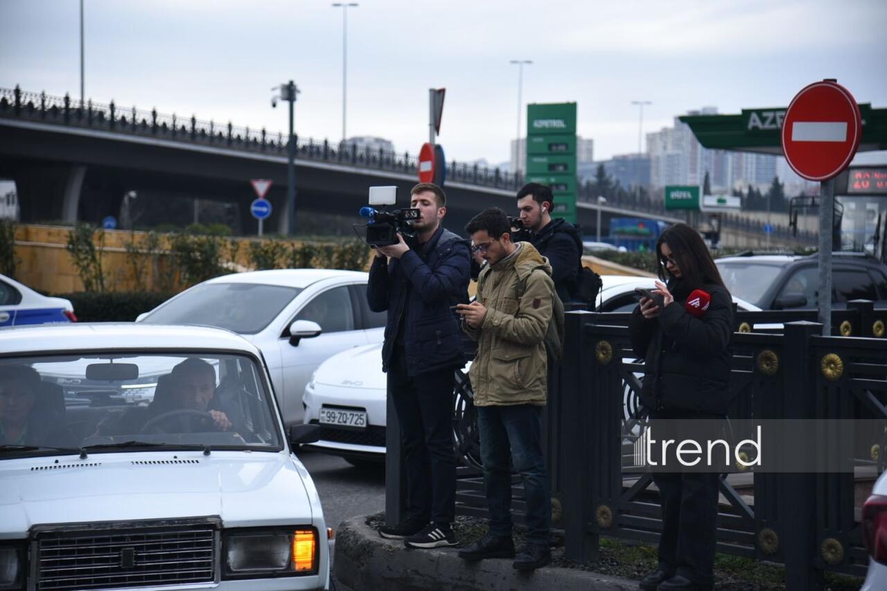 Güllələnmə hadisəsi baş verən liseyin qarşısındakı son vəziyyət