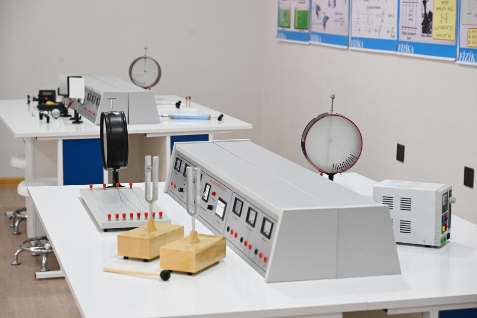 Вице-президент Фонда Гейдара Алиева Лейла Алиева и Алена Алиева побывали в центре STEAM и полной средней школе номер 37 в Гяндже