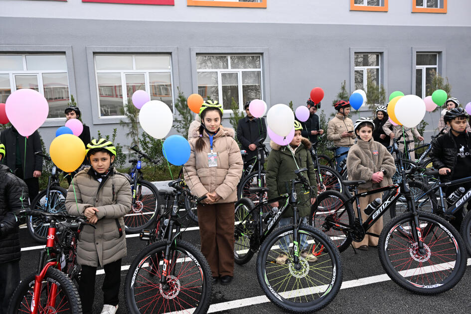 Вице-президент Фонда Гейдара Алиева Лейла Алиева и Алена Алиева побывали в центре STEAM и полной средней школе номер 37 в Гяндже