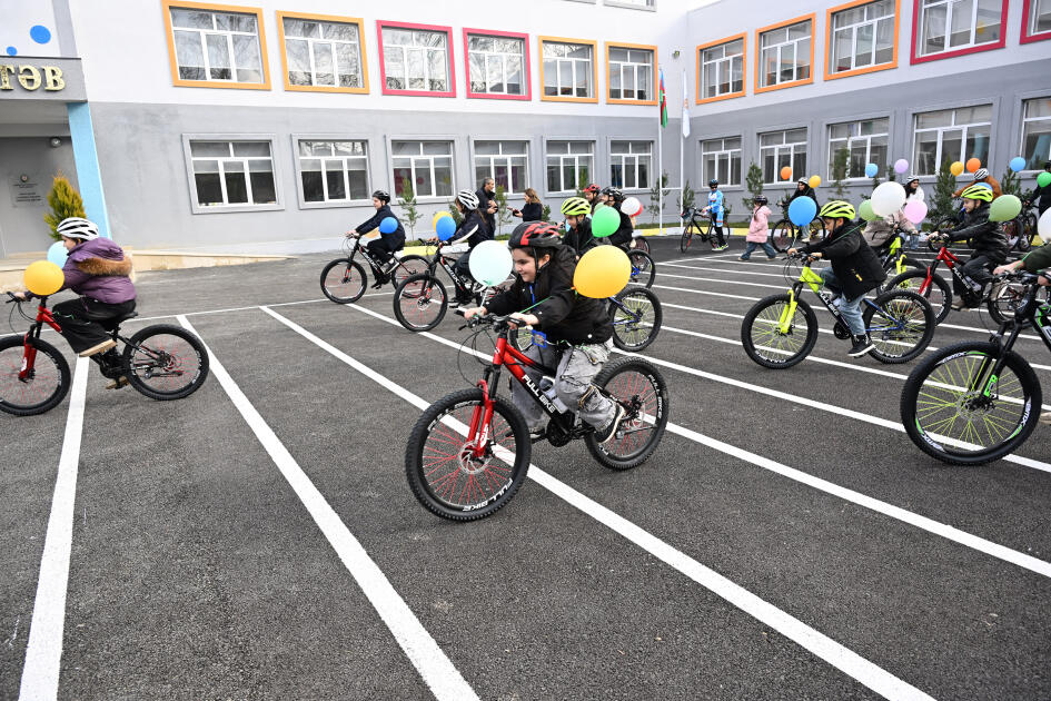 Вице-президент Фонда Гейдара Алиева Лейла Алиева и Алена Алиева побывали в центре STEAM и полной средней школе номер 37 в Гяндже