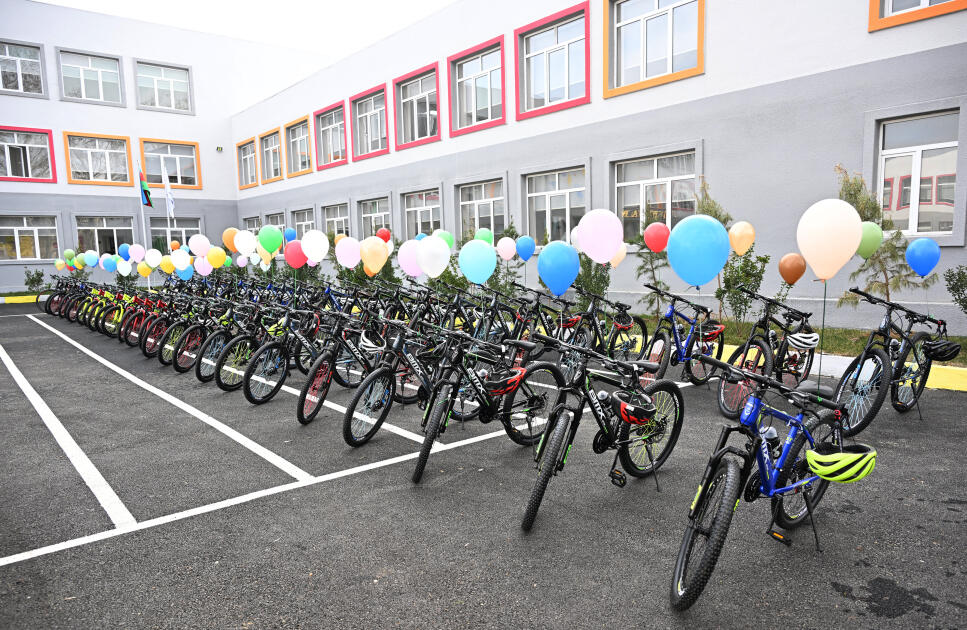 Вице-президент Фонда Гейдара Алиева Лейла Алиева и Алена Алиева побывали в центре STEAM и полной средней школе номер 37 в Гяндже