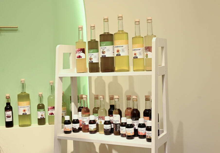 Вице-президент Фонда Гейдара Алиева Лейла Алиева и Алена Алиева ознакомились с брендом здорового питания предпринимательницы в Гяндже