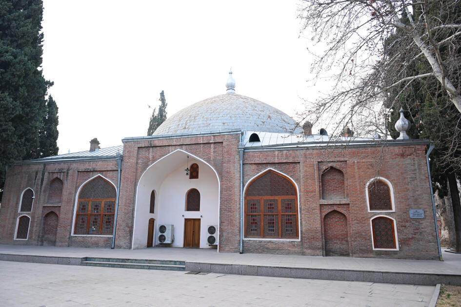 Вице-президент Фонда Гейдара Алиева Лейла Алиева и Алена Алиева посетили мечеть Шаха Аббаса в Гяндже