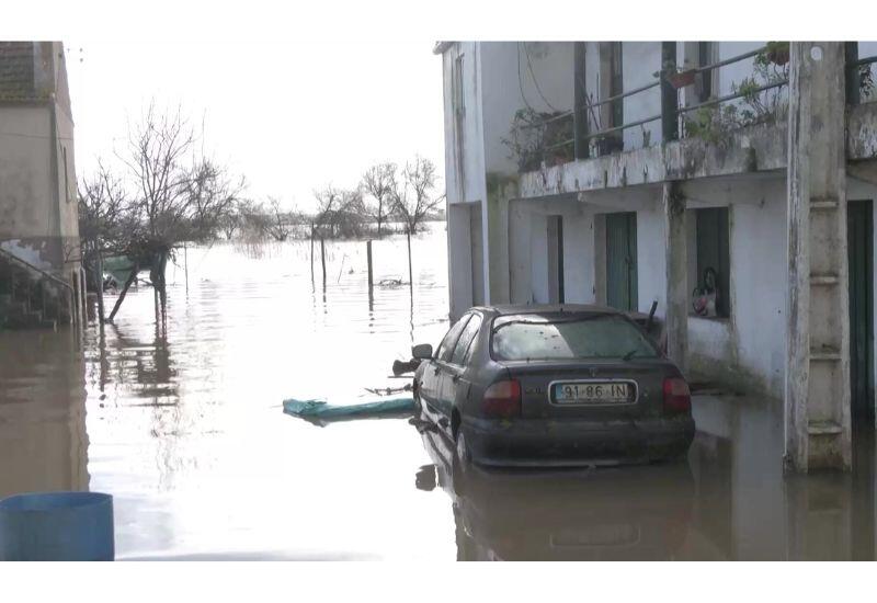 В Португалии десятки тысяч человек остаются без света