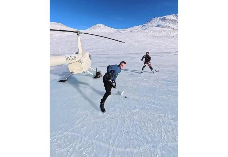 Сибиряки устроили хоккей на замерзшей реке в Алтае