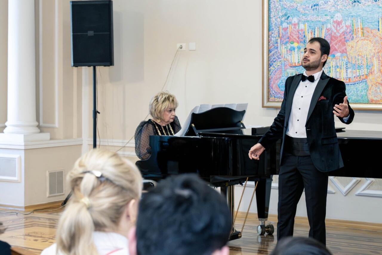 Среди музейной роскоши в Баку – в пространстве гармонии между живописью, архитектурой и музыкой