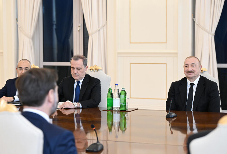Состоялась встреча Президента Ильхама Алиева и Джеймса Дэвида Вэнса в расширенном составе