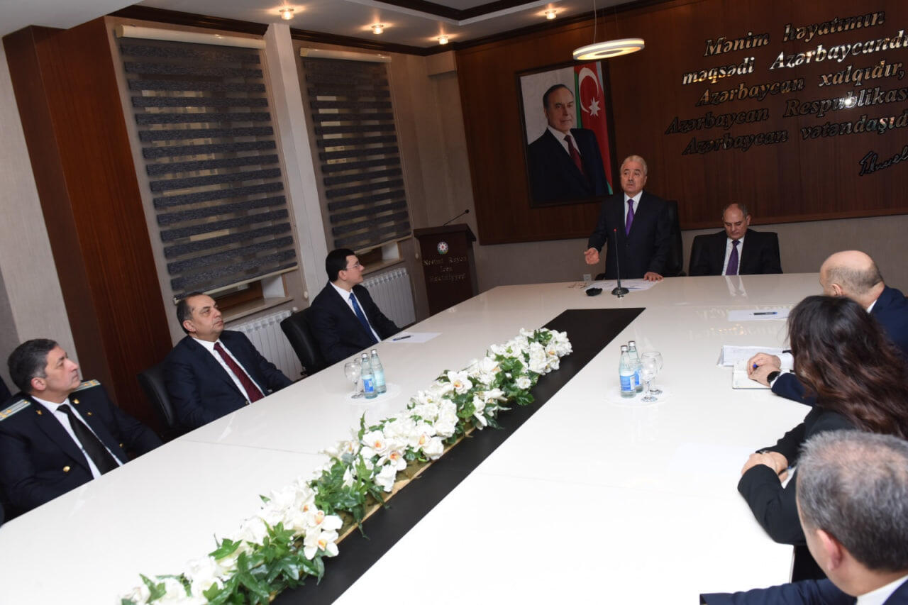 Nəsimi Rayon İcra Hakimiyyətinin başçısı kollektivə təqdim olunub