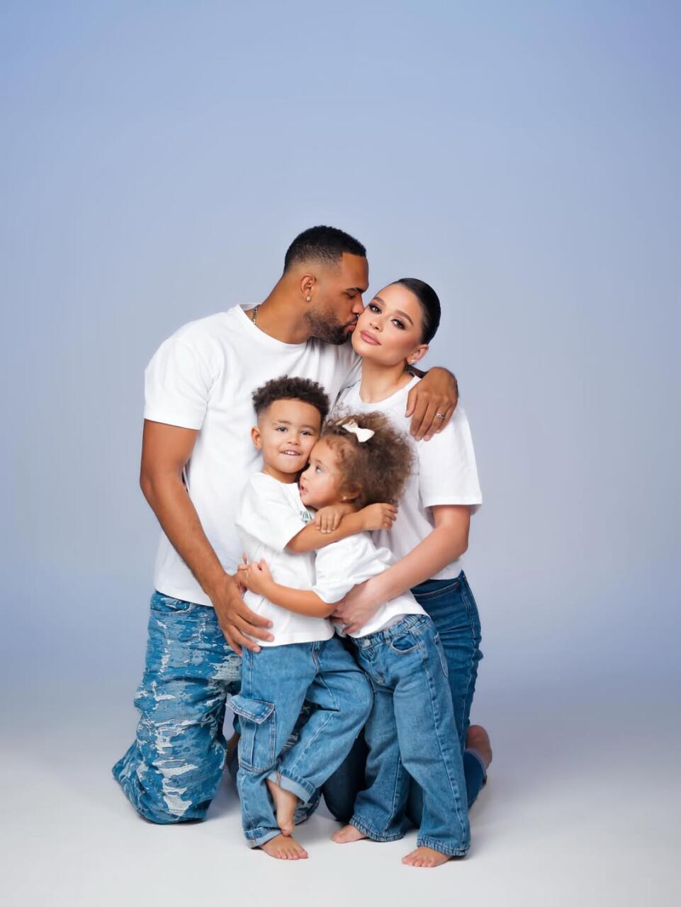 Нигяр Альфонсо показала кадры из семейной фотосессии