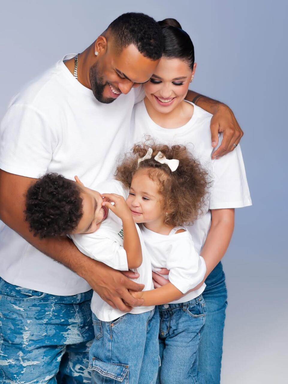 Нигяр Альфонсо показала кадры из семейной фотосессии