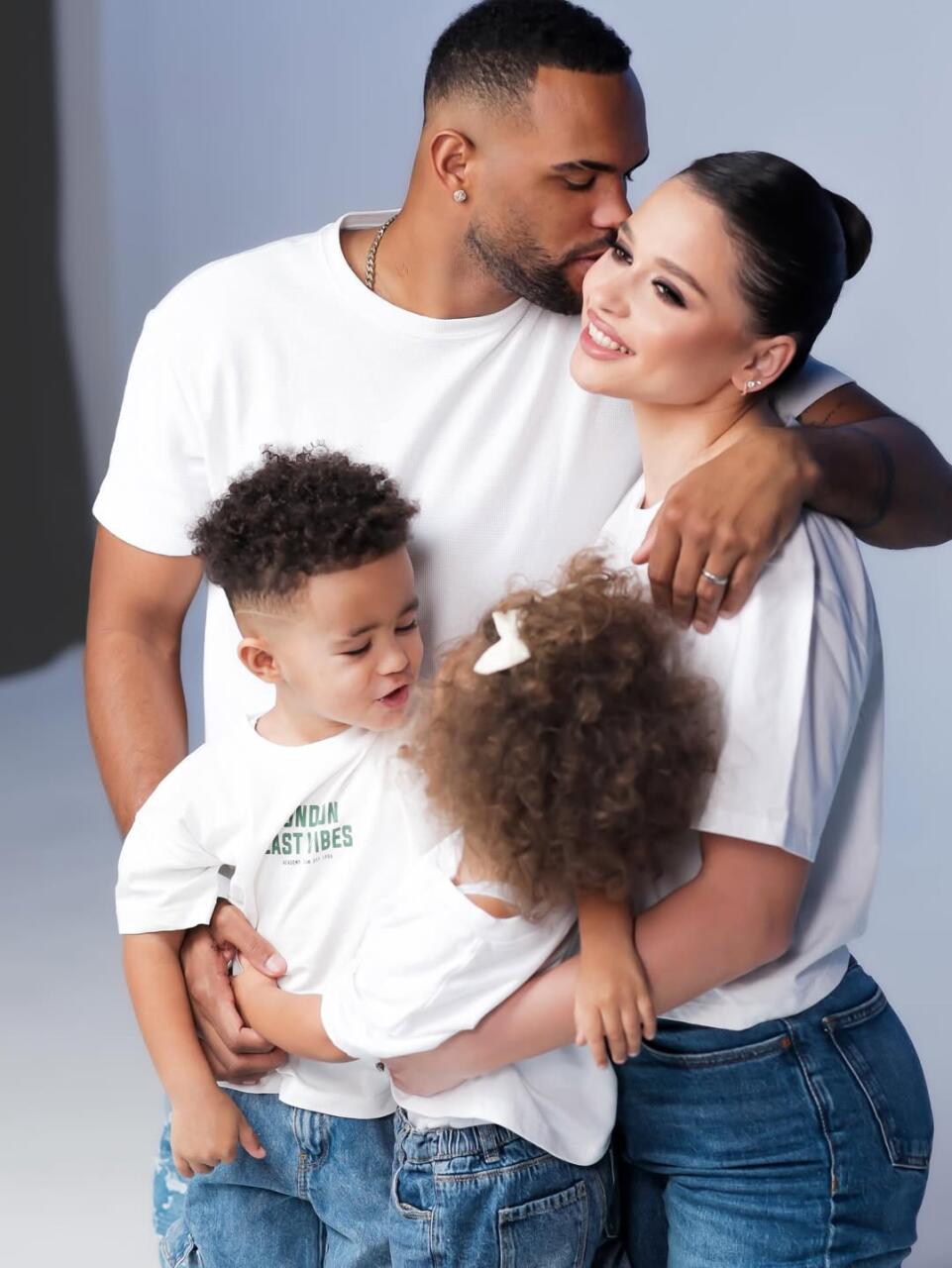 Нигяр Альфонсо показала кадры из семейной фотосессии