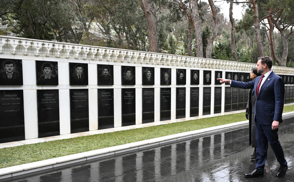 Джэй Ди Вэнс и его супруга посетили Аллею Шехидов