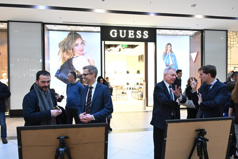 В Баку состоялось открытие фотовыставки «Площади Европы»