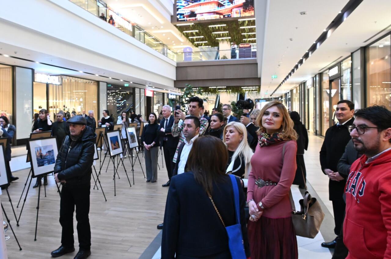 В Баку показали "Площади Европы"