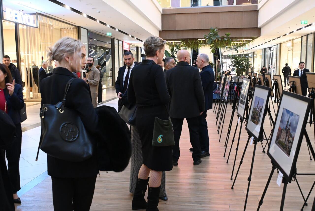 В Баку показали "Площади Европы"